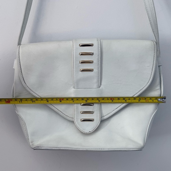 Vintage 1980s white leather shoulder bag with mixed metal hardware - Picture 9 of 9